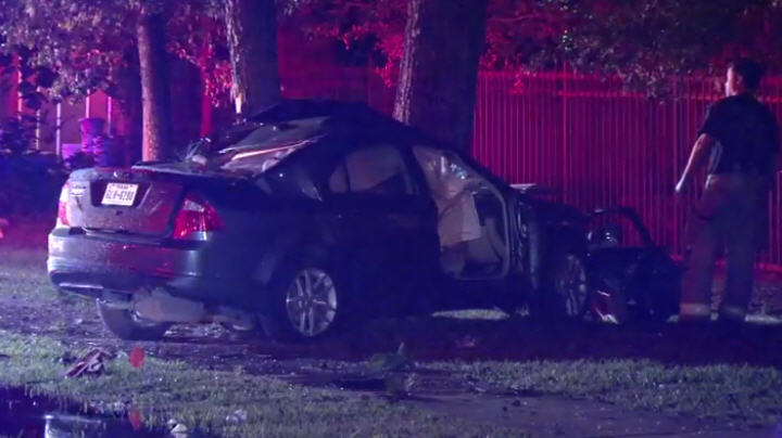 Houston crash: 1 dead, 1 injured after car crashes into tree on S