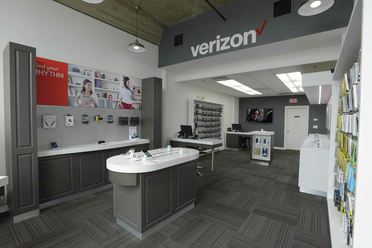 Stamford resident opens in Harbor Point his 26th Verizon store