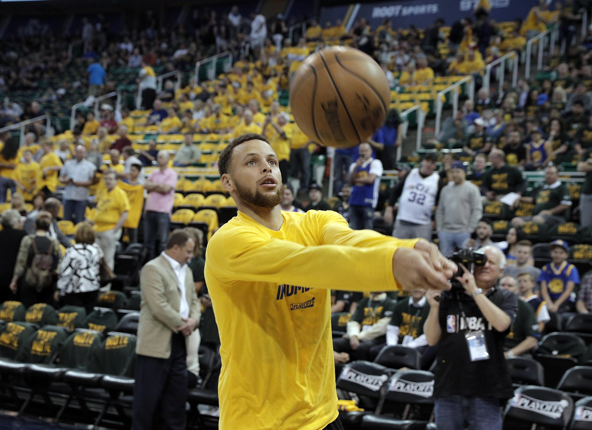 Golden State Warriors top draft pick Stephen Curry poses with his new jersey  during a news conference at the Warriors headquarters in Oakland, Calif.,  Friday, June 26, 2009. Curry, a guard from