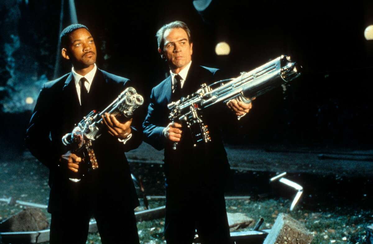 Will Smith and Tommy Lee Jones aiming their weapons towards the sky in a scene from the film 'Men In Black', 1997. (Photo by Columbia Pictures/Getty Images)
