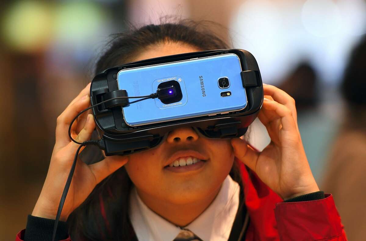 A girl experiences Samsung Electronics' Gear VR at its showroom in Seoul on April 27, 2017. South Korean tech giant Samsung Electronics posted its biggest quarterly net profit for more than three years on April 27 after shrugging off the fallout from the exploding Galaxy Note 7 battery debacle. / AFP PHOTO / JUNG Yeon-JeJUNG YEON-JE/AFP/Getty Images
