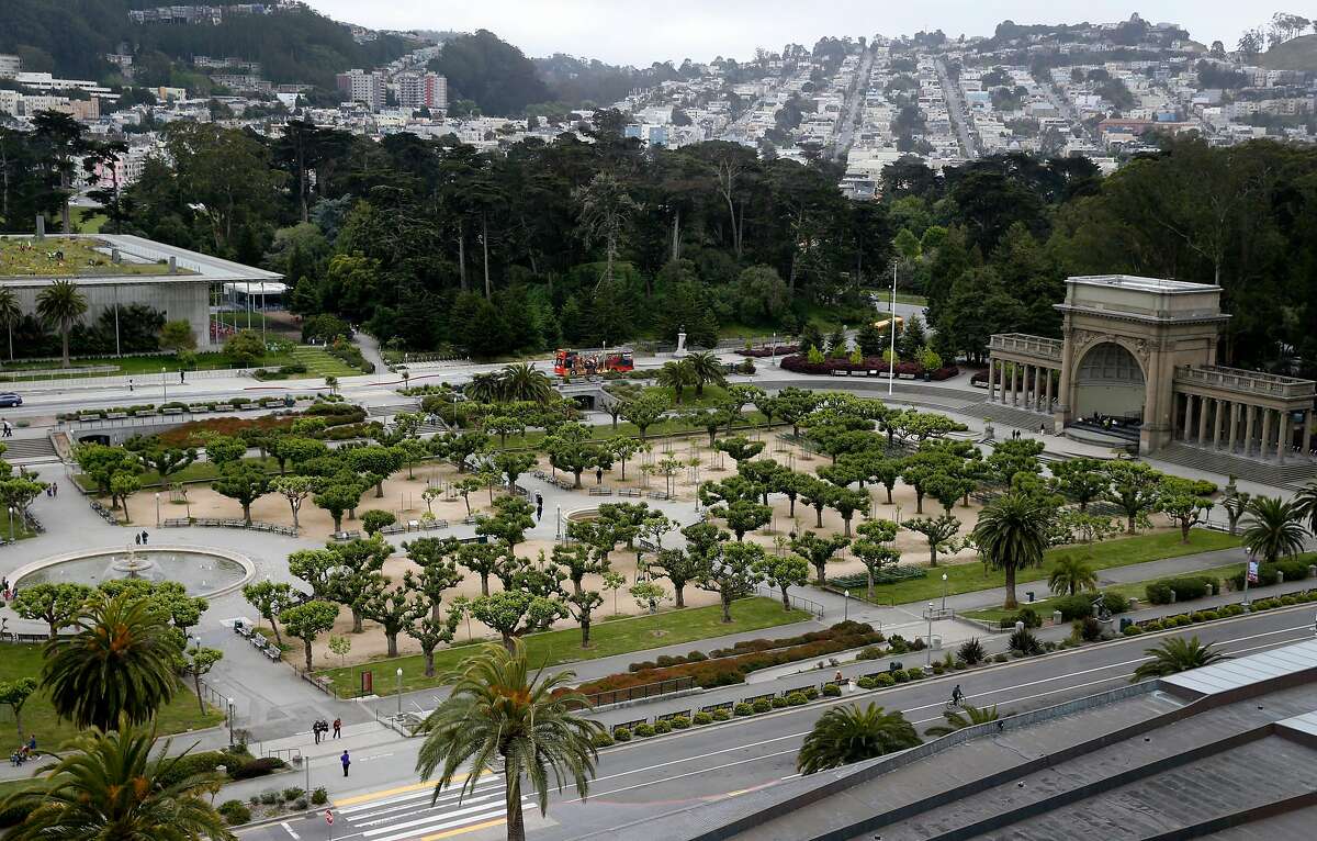 5月10日(星期三)，游客在美国加州旧金山金门公园的音乐广场漫步。该市对旧金山居民进行的一项两年一次的调查给休闲和公园的总体评分为B。