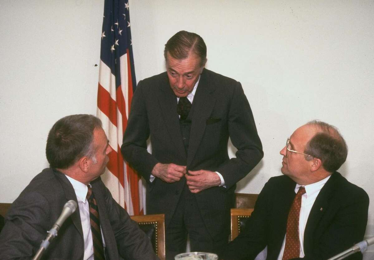 Iran-Contra investigation special Prosecutor Lawrence Walsh (center) meets with House Select Committee on Iran Chairman Lee Hamilton (left) and Vice Chairman Dick Cheney in the 1980s.