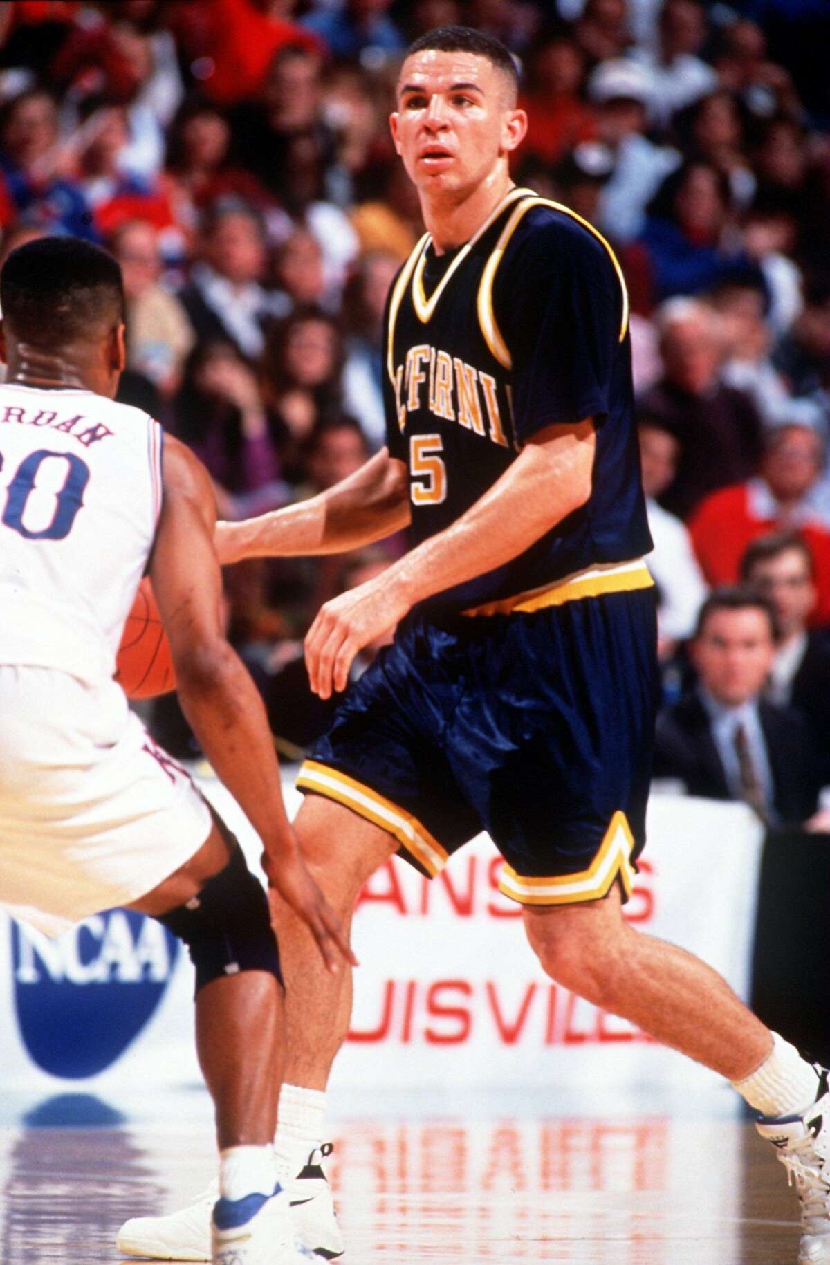 MAR 1993: CAL POINT GUARD JASON KIDD SCANS THE COURT DURING A THE GOLDEN BEARS GAME VERSUS THE KANSAS JAYHAWKS, IN THE 1993 NCAA TOURNAMENT. Mandatory Credit: Allsport/ALLSPORT
