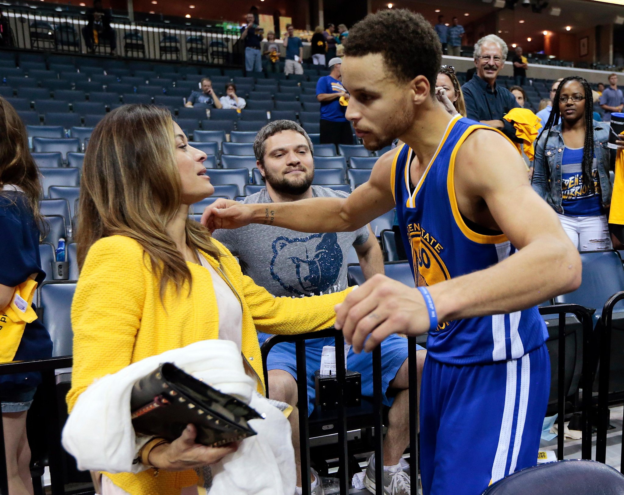 Stephen Curry's mom hits half-court shot at event