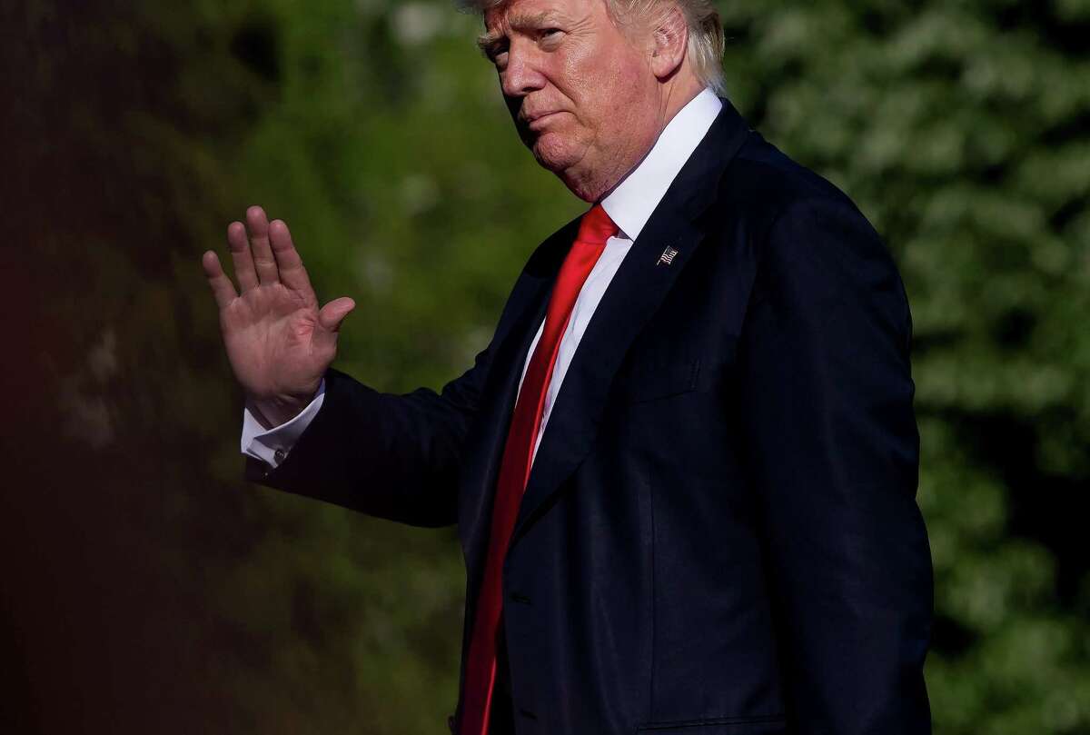 U.S. President Donald Trump waves while arriving on the South Lawn of the White House in Washington, D.C., U.S., on Friday, April 28, 2017. Trump declared his continuing commitment to gun rights, construction of a border wall and keeping out immigrants sympathetic to Islamist extremists before a gathering of one of the nation's largest and best-organized conservative groups. Photographer: Eric Thayer/Bloomberg