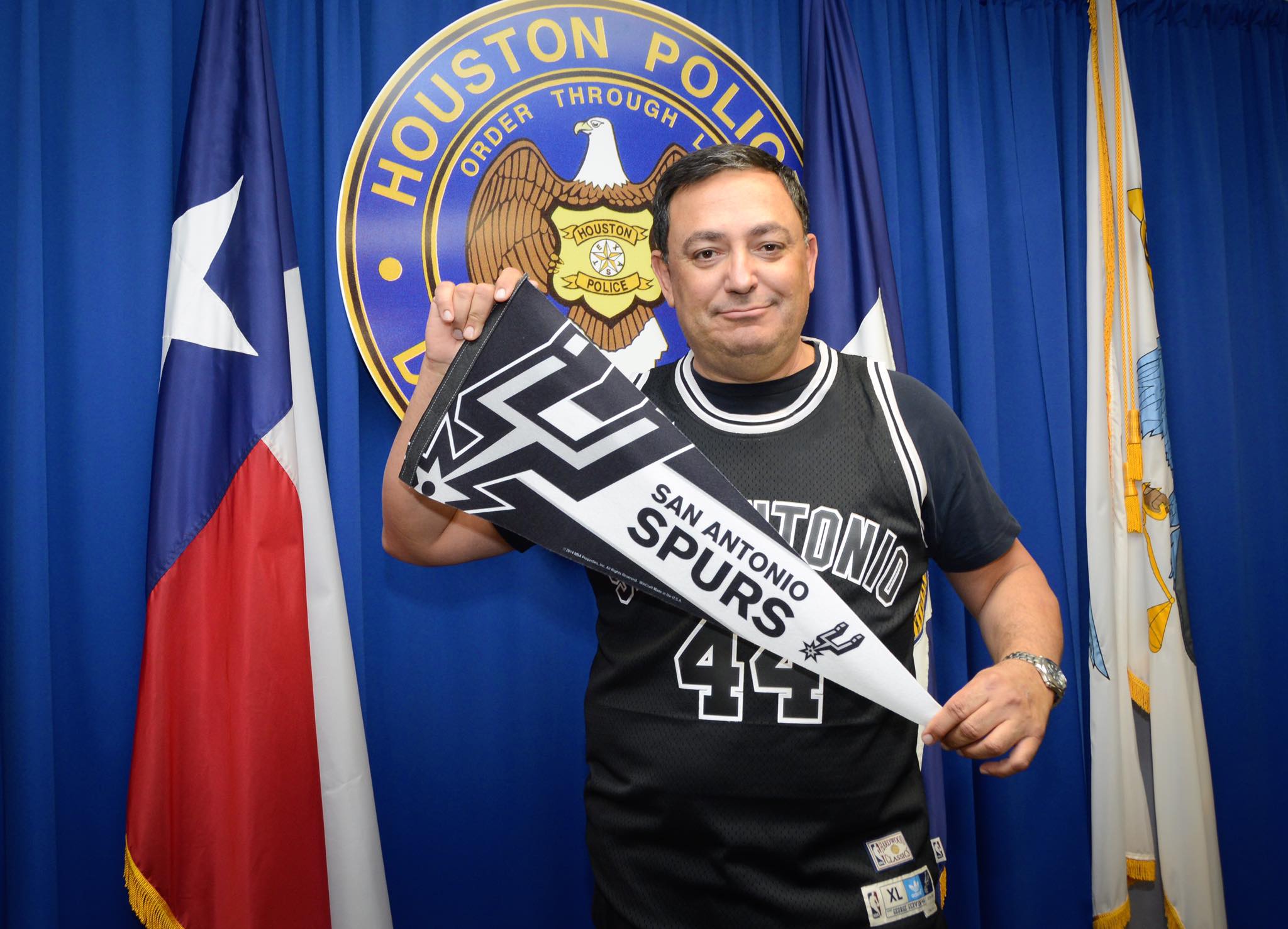 houston-pd-chief-pays-up-on-bet-after-spurs-rockets-series-takes-digs