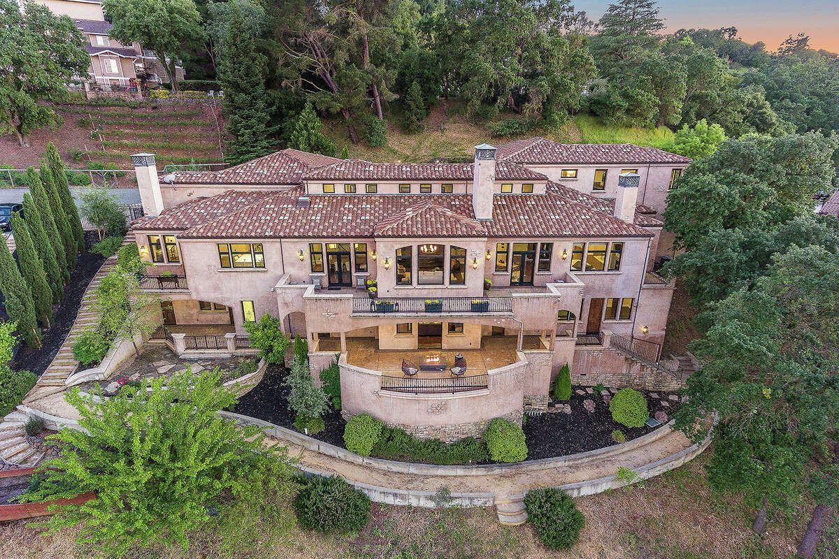 Click ahead to see photos from when the Currys sold their Mediterranean-style estate at 620 Sugarloaf Ct. in Walnut Creek for $3.5 million.