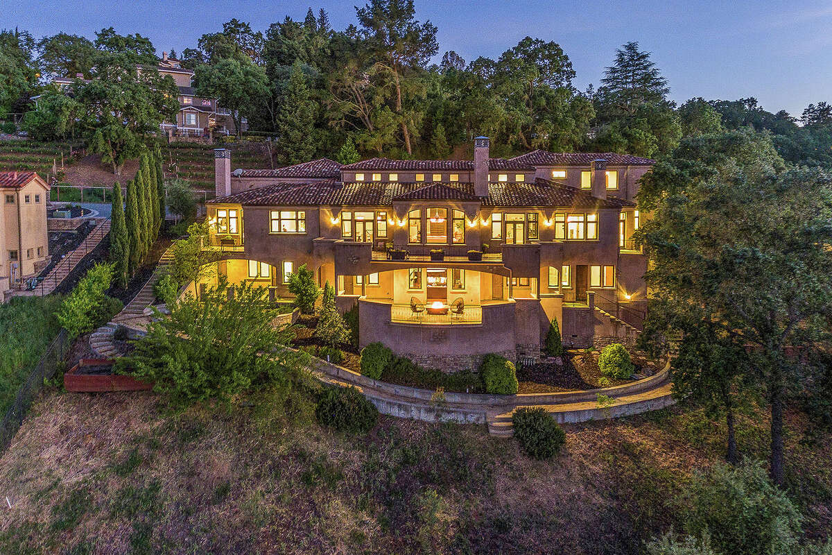 Golden State Warrior Stephen Curry and his wife, Ayesha, are selling their Mediterranean-style estate at 620 Sugarloaf Ct. in Walnut Creek, Calif., for $3.5 million.