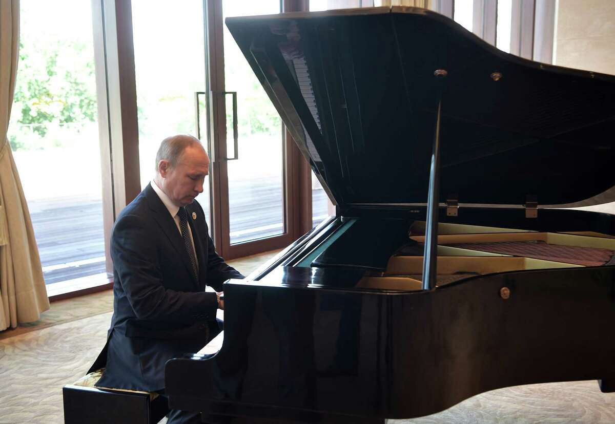 Vladimir Putin played two Soviet tunes from his childhood while waiting for the Chinese president.