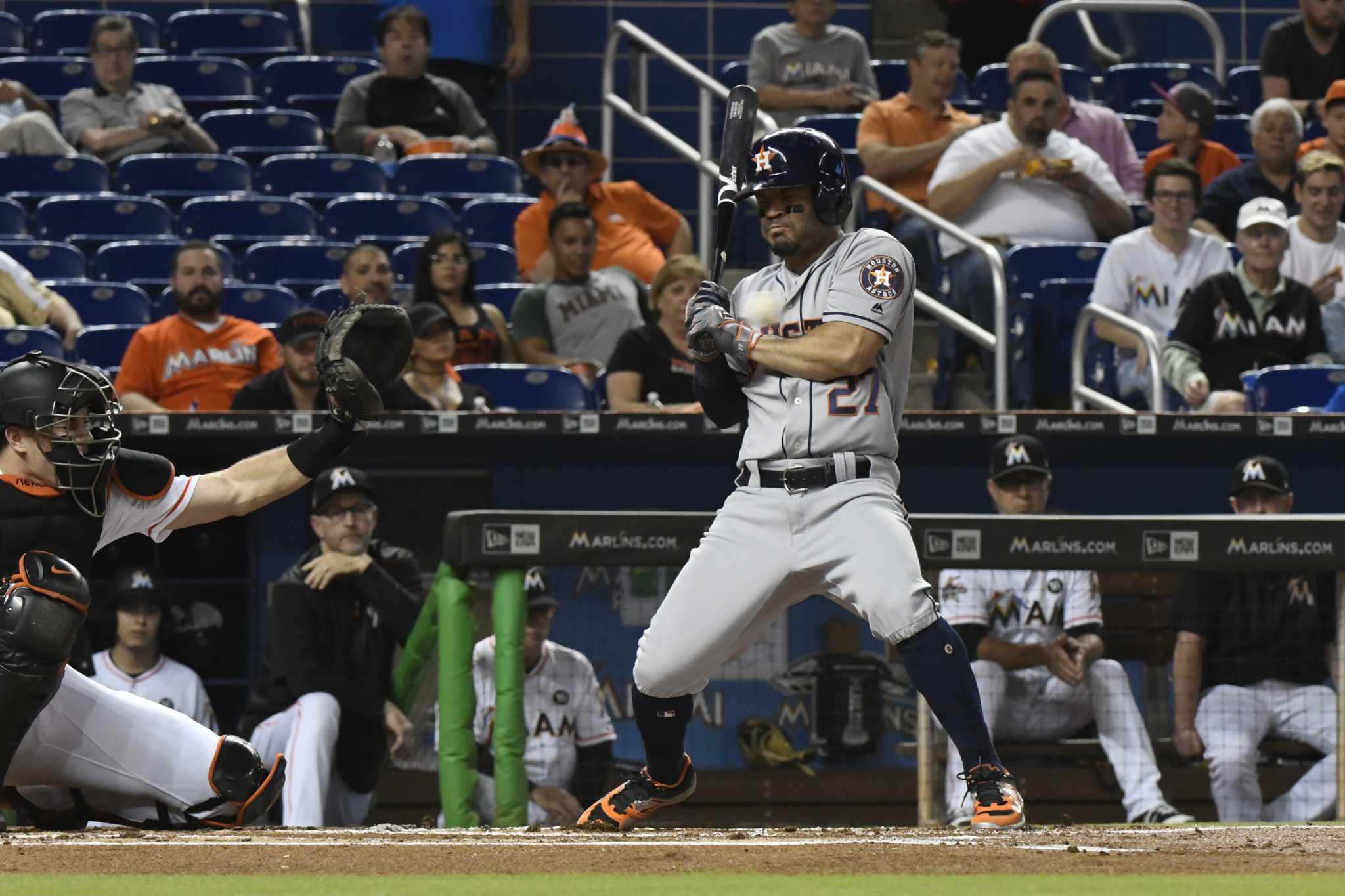 Carlos Correa played with Yuli Gurriel's hair in the dugout after