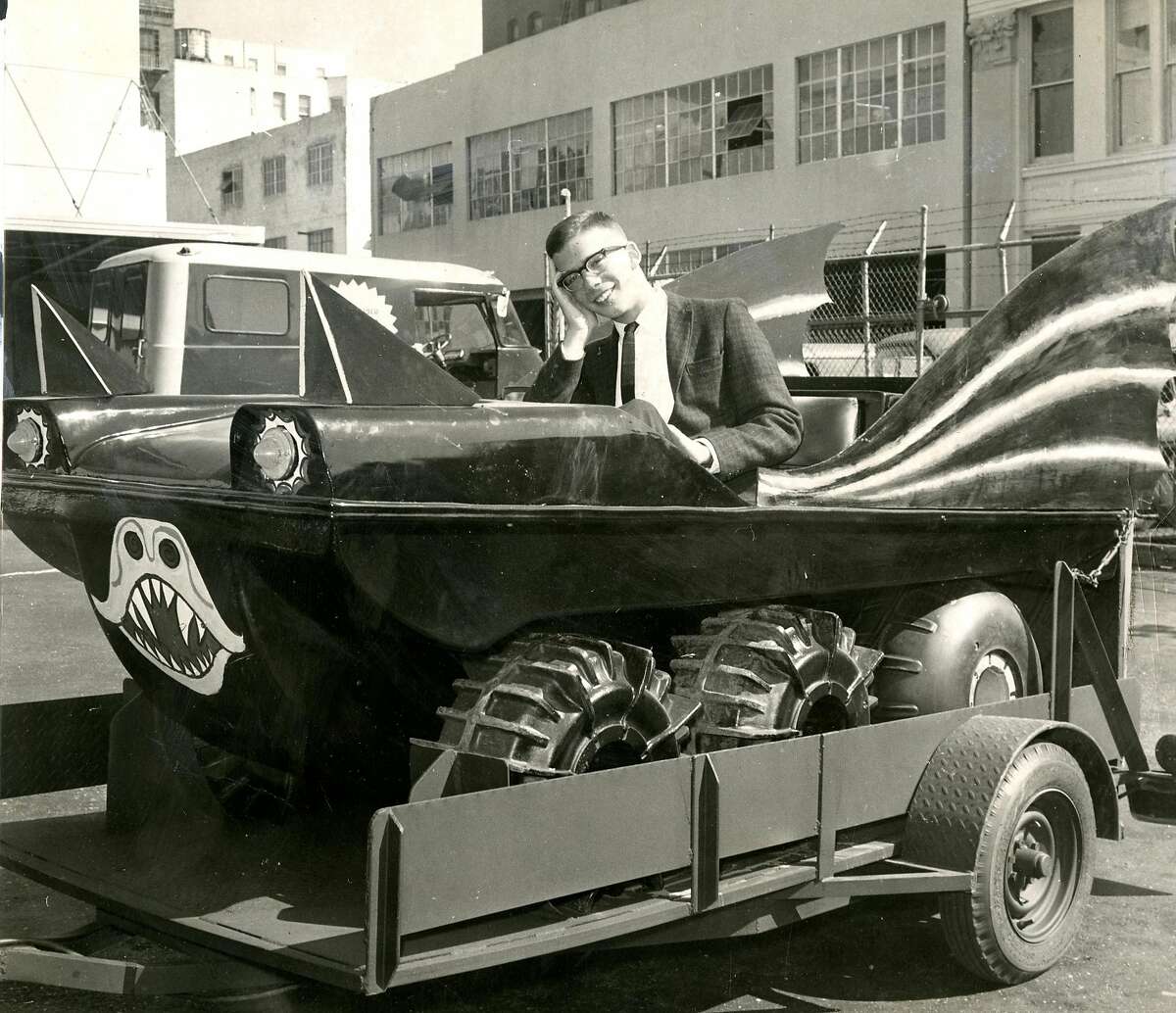 《蝙蝠车》旧金山纪事报大赛冠军。《纽约纪事报》开始在漫画版上刊登蝙蝠侠。人们被要求对新漫画进行评论。胜者赢得了水陆两栖车。评委是哈尔·利普塞特、卡特·b·史密斯、阿特·霍普和卡罗尔·多达。1966年6月13日