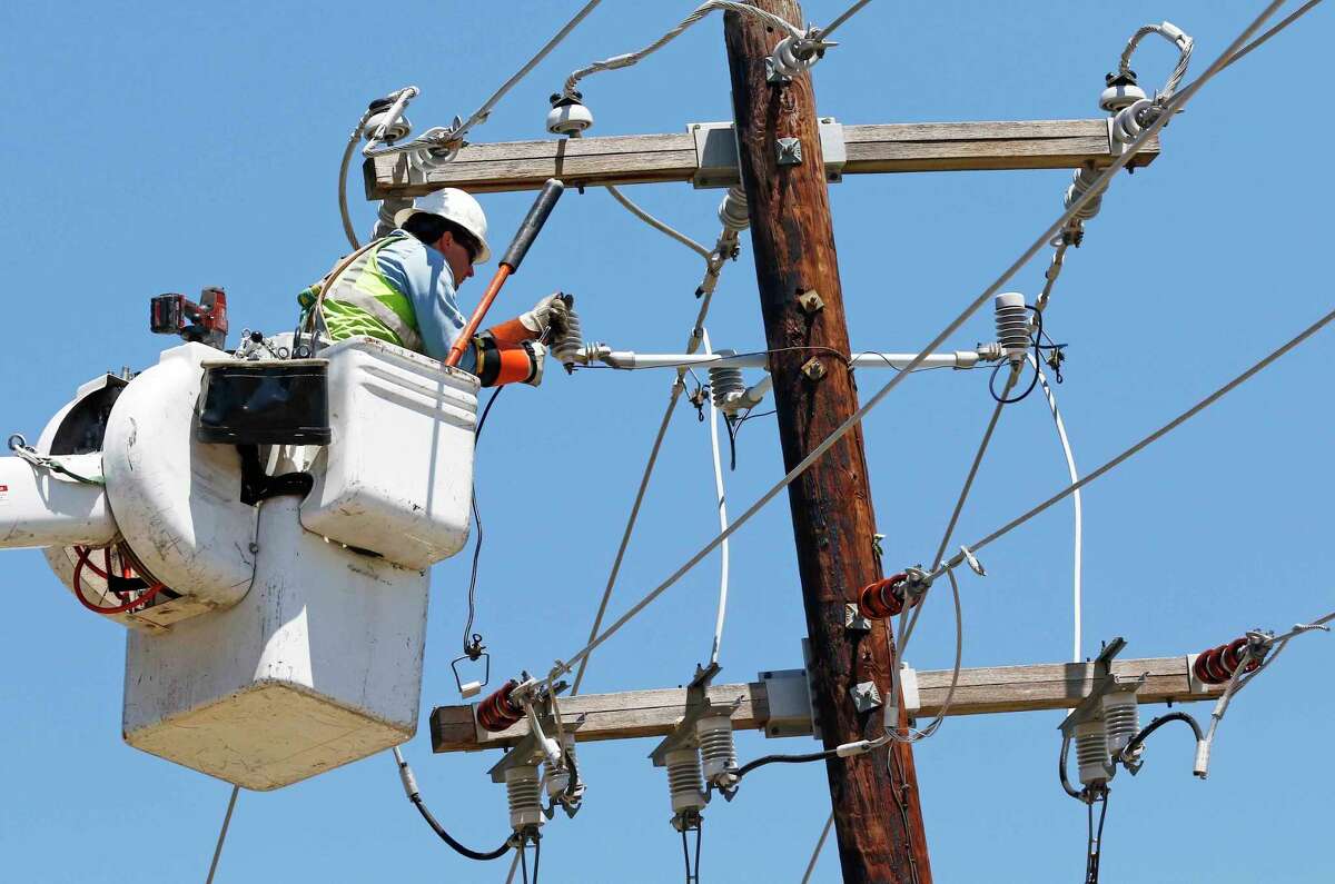 Houston after Harvey A Texas lineman has reportedly died while attempting to restore electricity to an area of Bloomington, south of Victoria. See how Houstonians are cleaning up after Harvey.