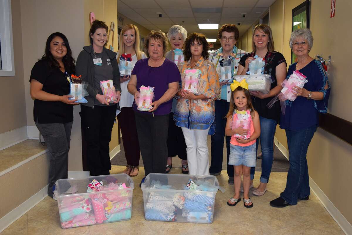 Hospital Donations Homer Marquez/Covenant Health Plainview Plainview’s Northwest Church of Christ donated a number of items to the departments of Covenant Health Plainview. With a conviction to help the hospital’s youngest patients and their families, the congregation donated baby blankets to the emergency department as well as blankets and boy and girl baby clothing to the hospital’s labor and delivery floor earlier this month. Pictured above, Tessa Rogers, a member of the Northwest Church of Christ, congregation, donates blankets to ER staff Antwanette Johnson and Linda Moore. Also pictured CHP labor and delivery staff Audrey Maldonado and Kreighton Biggs receive baby clothing and blankets from Jaclyn Miller, Connie Cantwell, Nancy Richburg, Tessa Rogers, Evelyn Lindsey, Gay Henderson, Kelli Marshal and Scout Rogers.