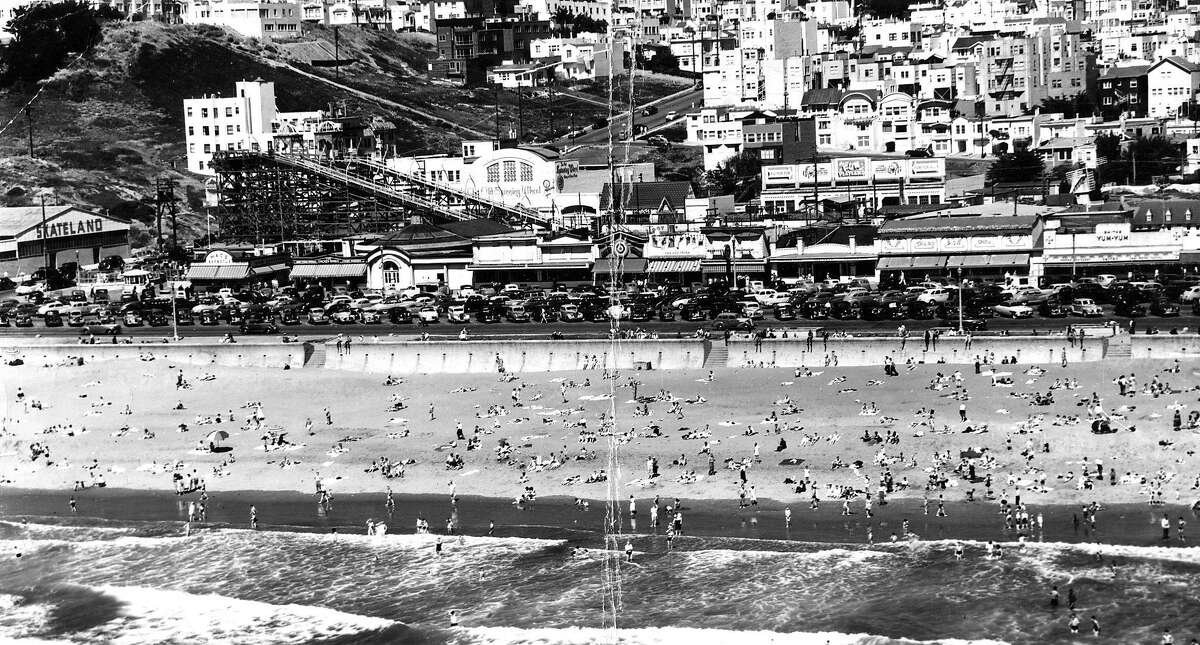 海滩和滑板乐园的游乐场。旧金山的海洋海滩。1953年10月23日