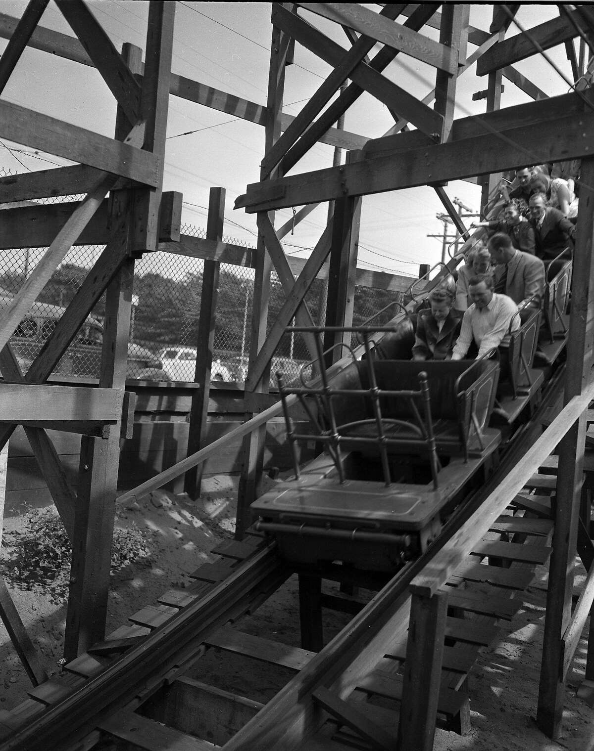 1948年6月:在Playland at the Beach(当时被称为Whitney's at the Beach)，顾客们正在享受北斗七星过山车。
