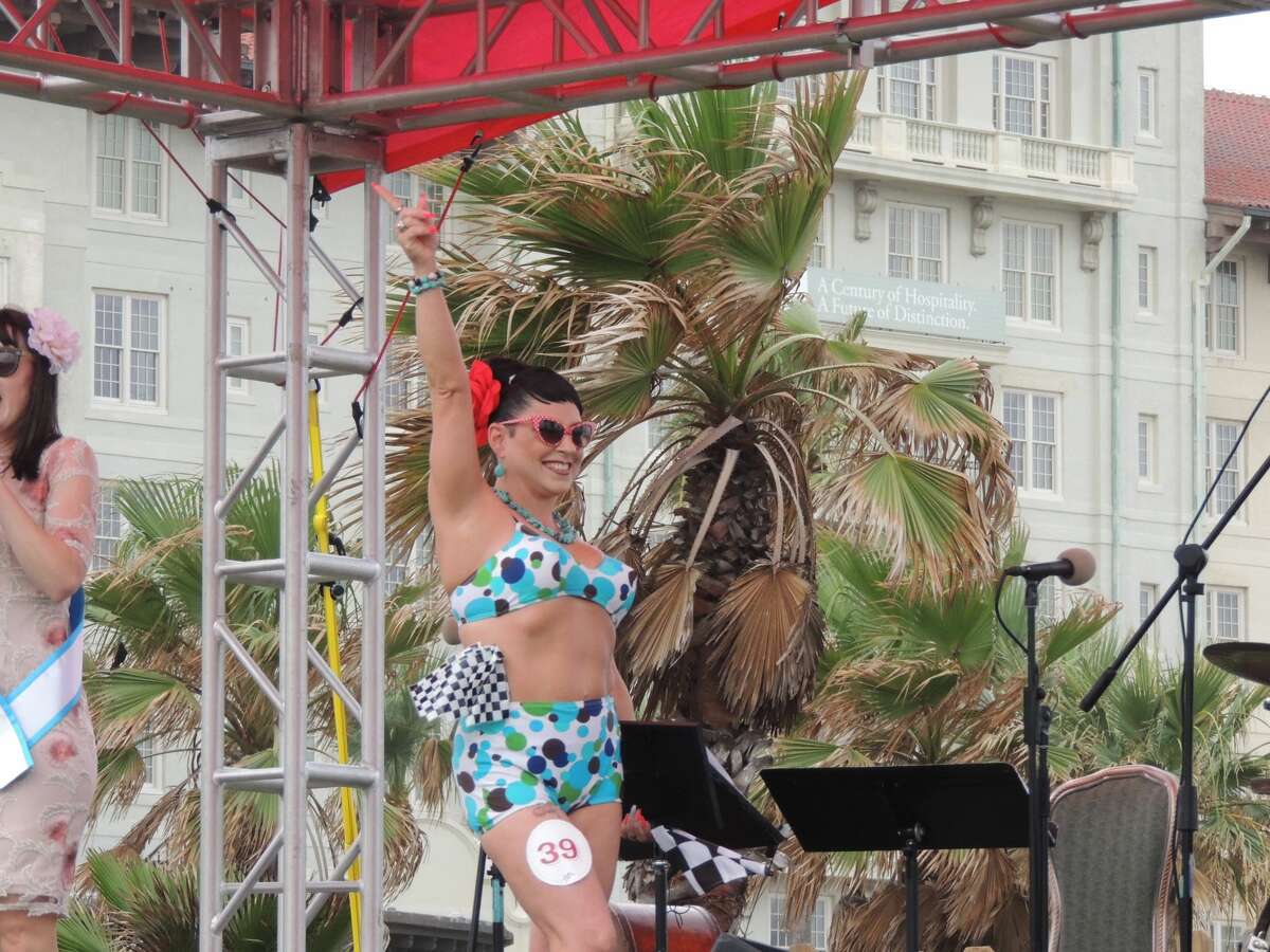 Bathing Beauties Show Off Retro Pinup Swimwear In The 2017 Galveston Island Beach Revue Pageant