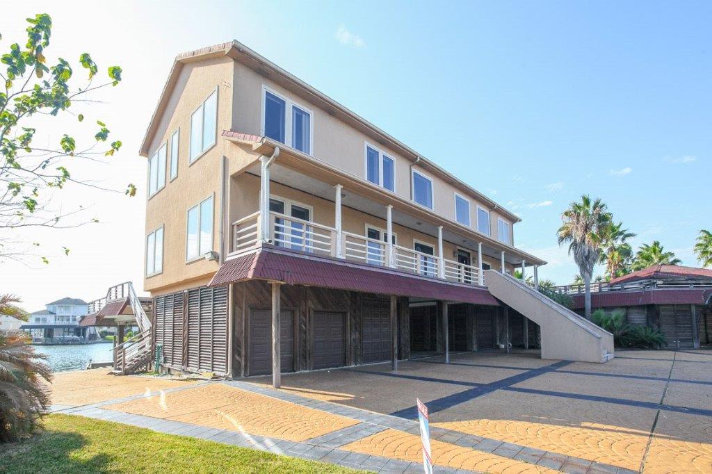 Gallery Tiki Island home with giant deck overlooking Galveston’s West Bay for sale