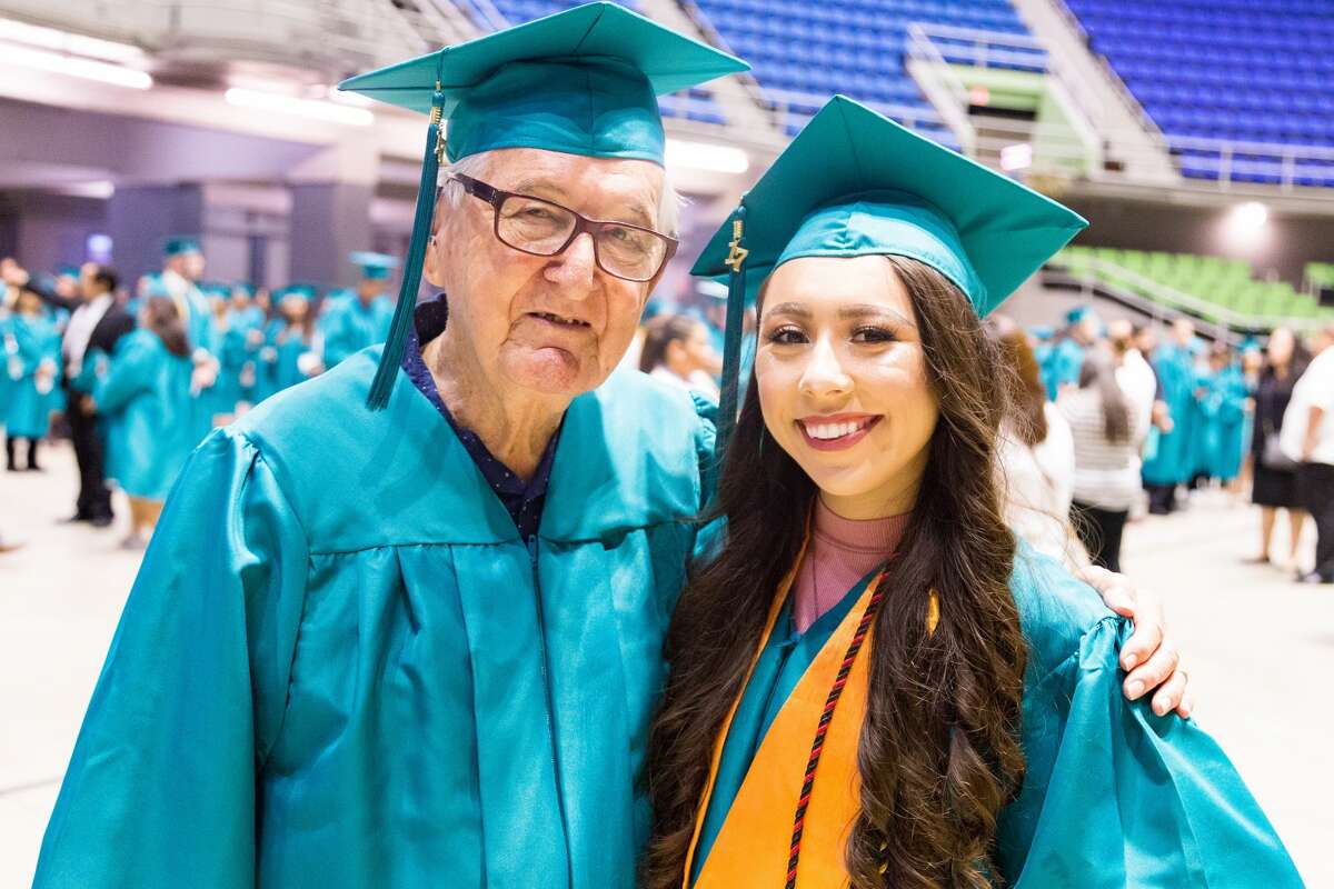 Viral S.A. grandpa-granddaughter duo graduates arm-in-arm, and their ...