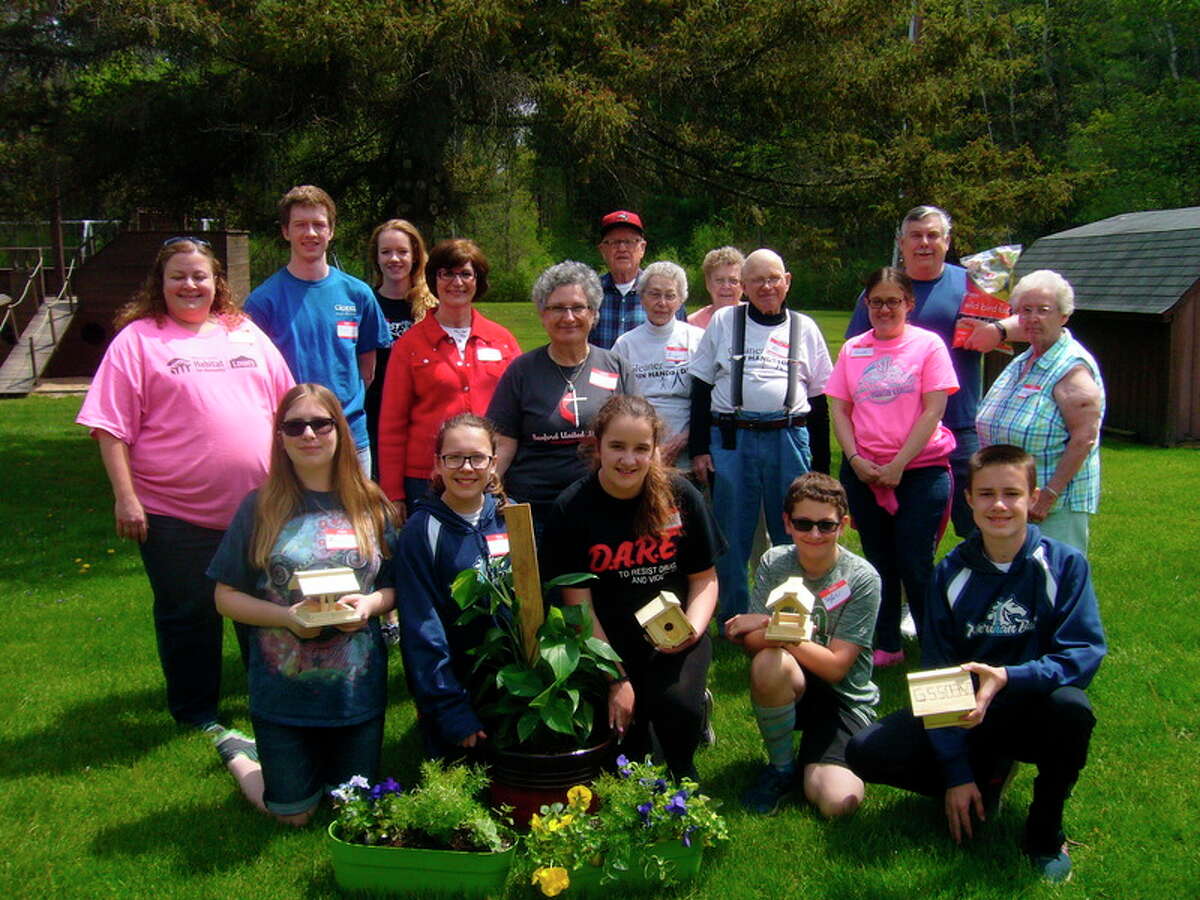 Members of Floyd Arbor 206 of the Gleaner Life Insurance Society build bird feeders and bird houses with Boy Scout Troop 776 and Girl Scout Troop 50350 on May 13 for Youth Action Day.