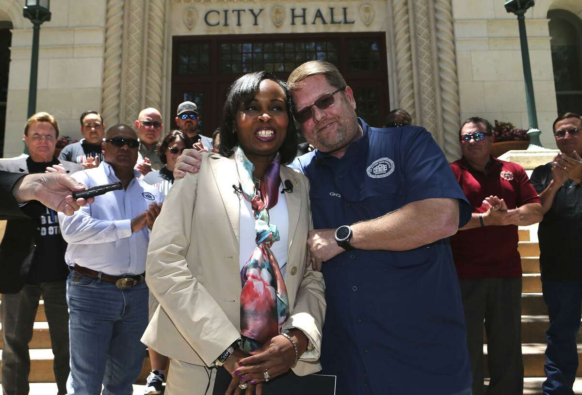 San Antonio Police Officers Association President Mike Helle (right, foreground) embraces San Antonio mayor Ivy Taylor Wednesday May 24, 2017 in front of city hall after announcing the association's support for Taylor as a mayoral candiddate.