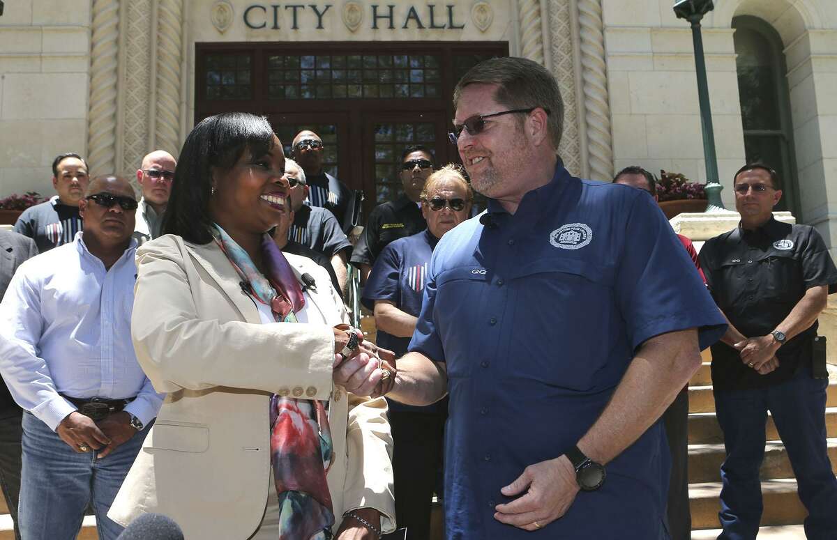San Antonio Police Officers Association President Mike Helle (right, foreground) shakes hands with San Antonio mayor Ivy Taylor Wednesday May 24, 2017 in front of city hall after announcing the association's support for Taylor as a mayoral candiddate.