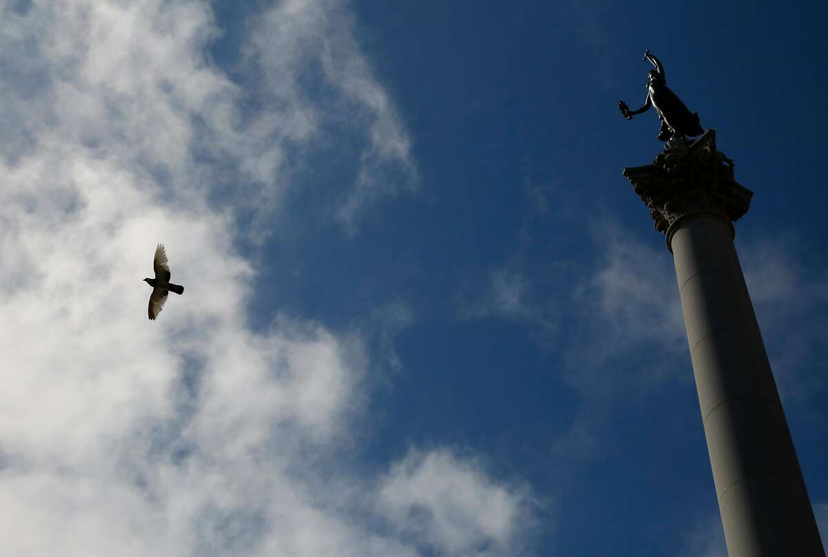 联合广场上的杜威纪念碑是以美国海军上将乔治·杜威的名字命名的，他在1898年美西战争中领导了在马尼拉湾战胜西班牙海军的胜利。