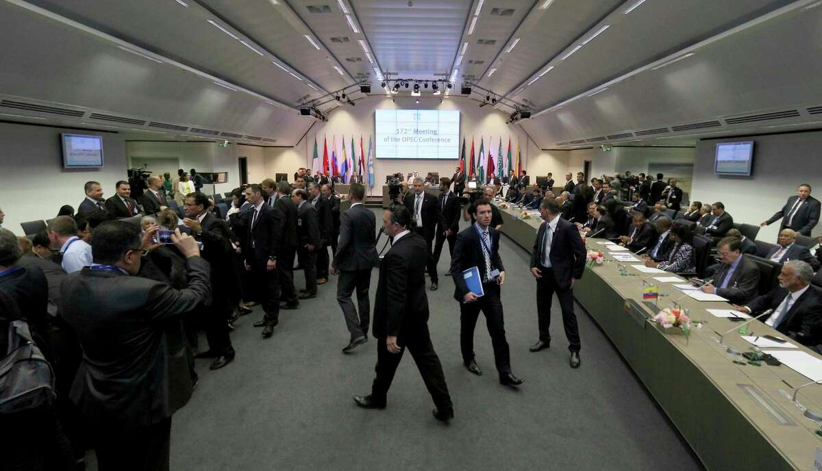 General view of a meeting of oil ministers of the Organization of the Petroleum Exporting countries, OPEC, at their headquarters in Vienna, Austria, Thursday, May 25, 2017. (AP Photo/Ronald Zak)