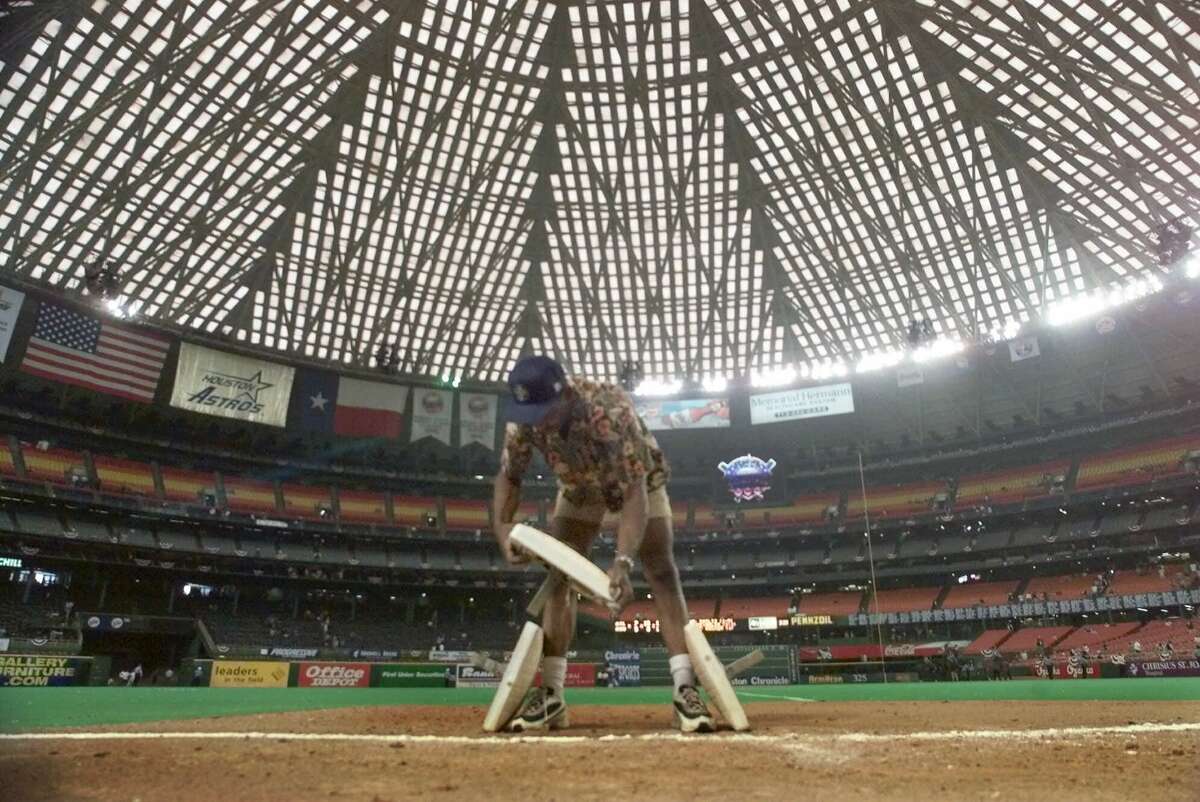After 46 years with Astros, groundskeeper Willie Berry earns a mound of  respect