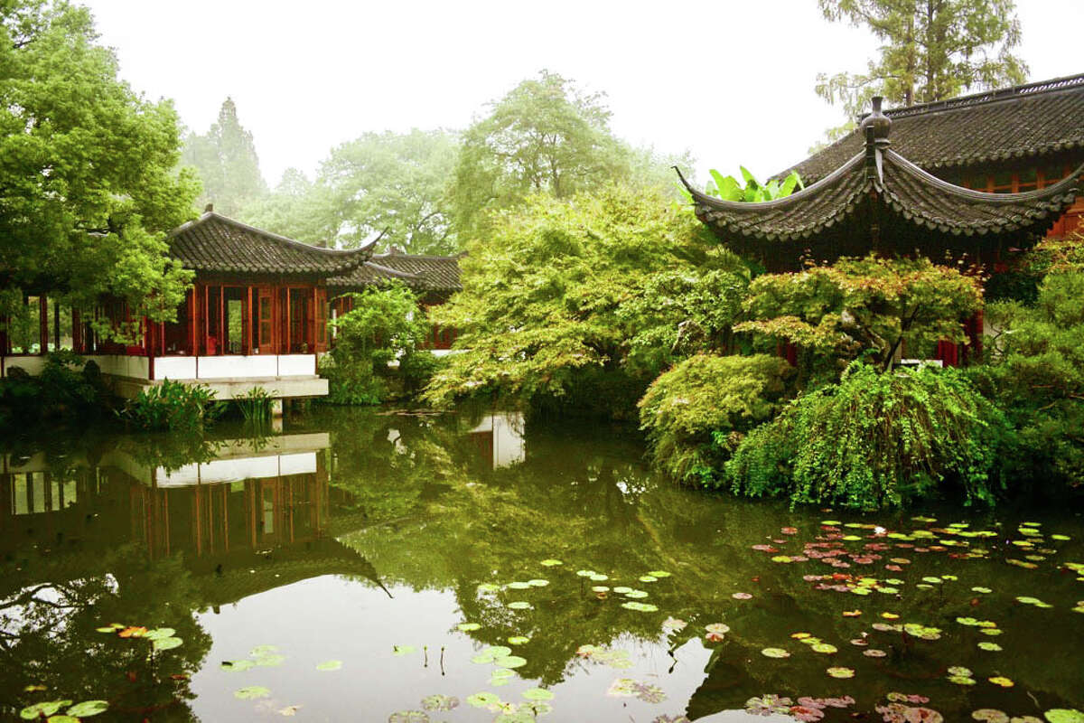 Guo's Garden on West Lake was built by a silk merchant who lived during the Song dynasty.