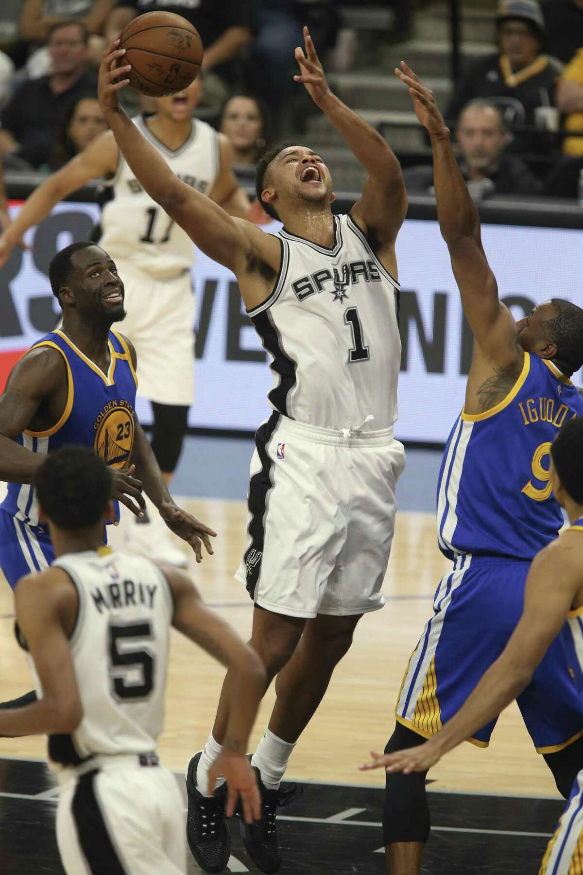 Spurs’ Kyle Anderson gets between Golden State Warriors’ Draymond Green and Andre Iguodala during the second half in Game 4 of the Western Conference finals at the AT&T Center on May 22, 2017.