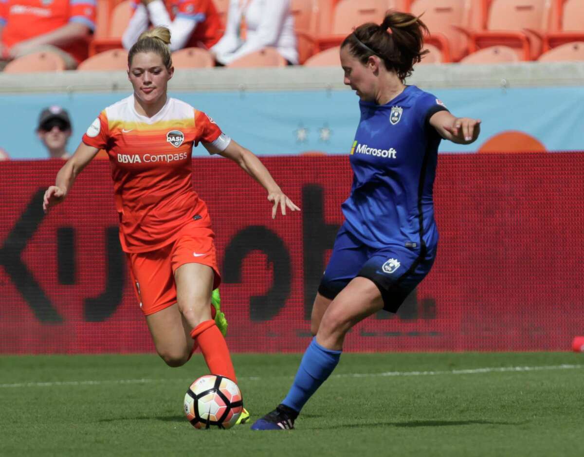 Houston Dash forward Kealia Ohai (7) controls the ball during the second half of the game at BBVA Compass Stadium Saturday, May 27, 2017, in Houston .
