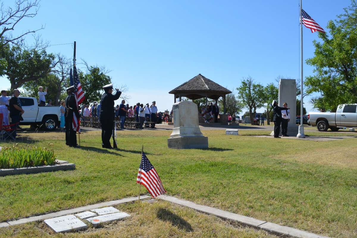 Before reading President Trump’s proclamation designating Memorial Day 2017 as a Day of Prayer for Permanent Peace, Dr. Charles Starnes told a large crowd attending the holiday observance in Plainview Cemetery that America needs citizens to help like never before to remain strong.