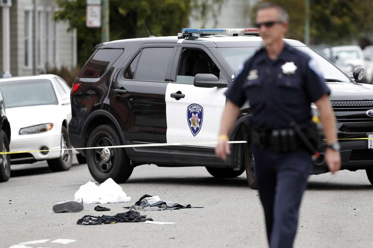 2 dead, 6 hurt in highspeed accident in Alameda