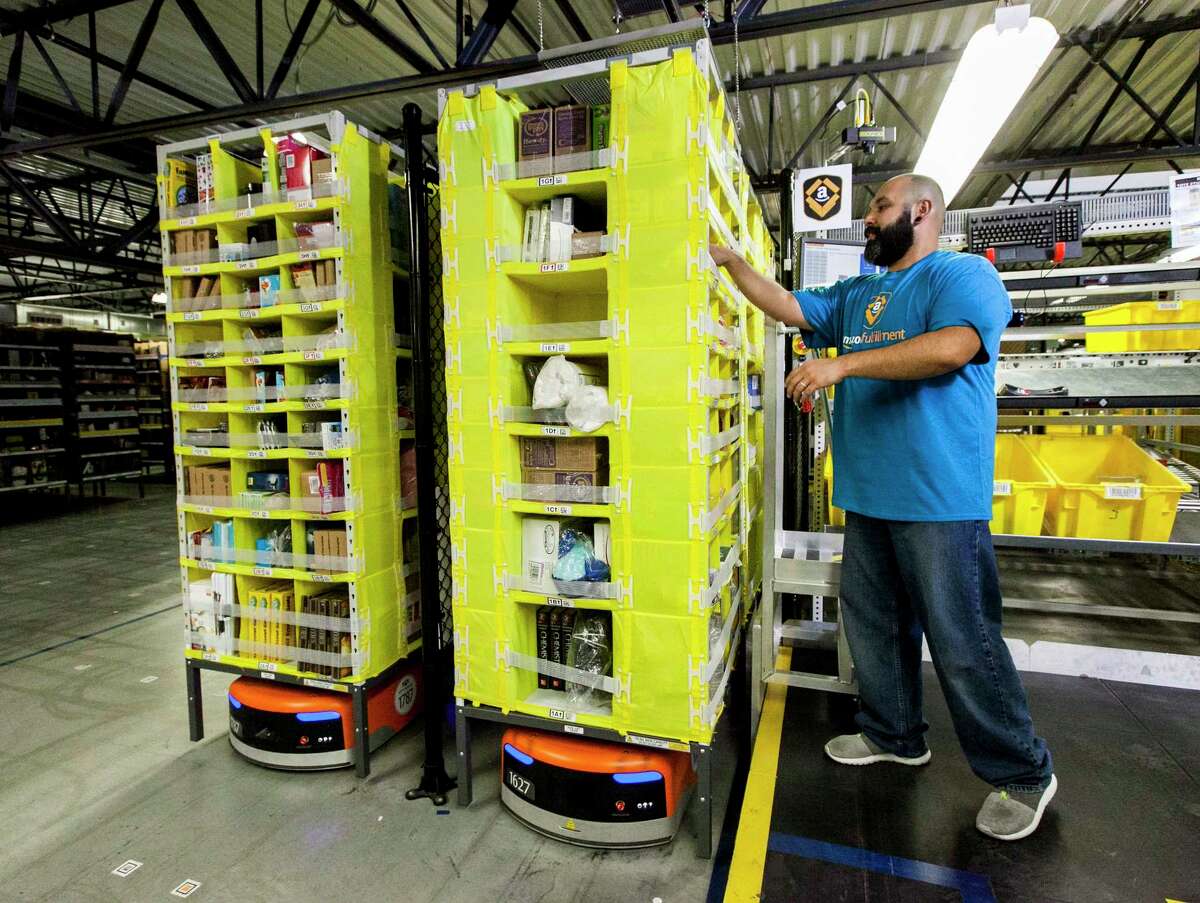 AmazonÃ©?•s first large-scale fulfillment center in Houston will include robots that quickly fetch inventory for warehouse workers tasked with packing and shipping.