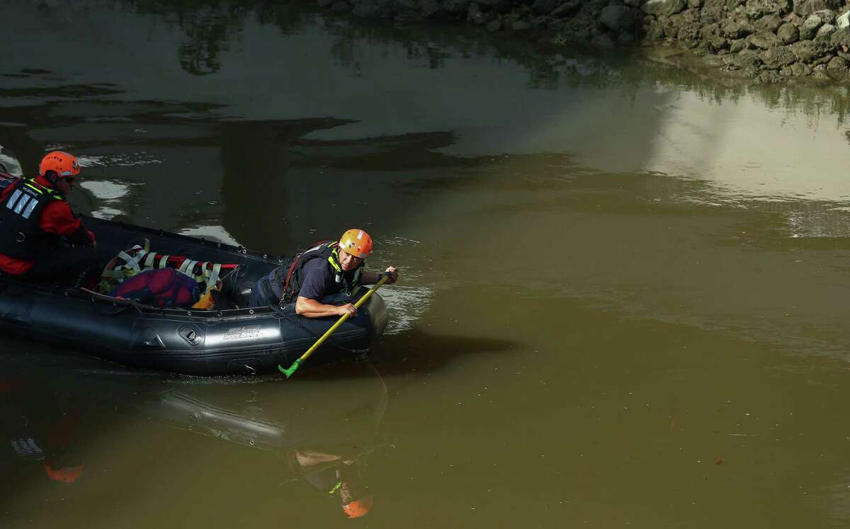Authorities investigate the scene where the body of a man was found in the White Oak Bayou between the Heights hiking and biking trail Tuesday, May 30, 2017, in Houston. ( Godofredo A. Vasquez / Houston Chronicle )