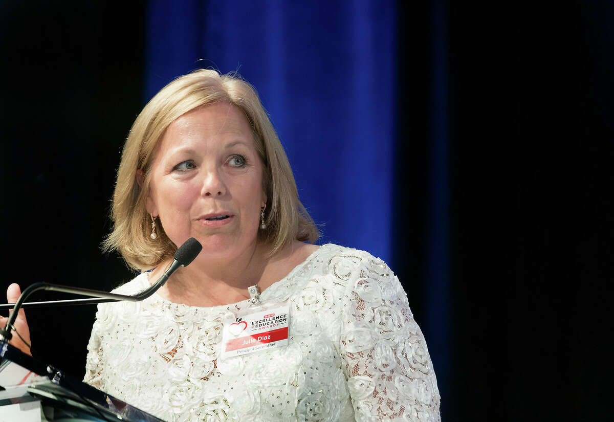 h-e-b-recognizes-2-fbisd-educators-school-board