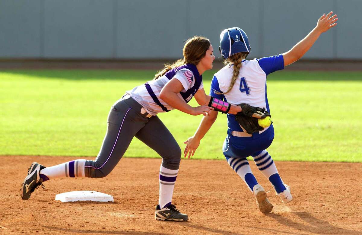 Willis shortstop McKenzie Parker (9) loses the ball as she tries to apply the tag to pinch-runner Jessica Mullins #4 of Barbers Hill during the sixth inning in Game 2 of a Region III-5A final high school softball series at Cougar Softball Stadium, Saturday, May 27, 2017, in Houston.