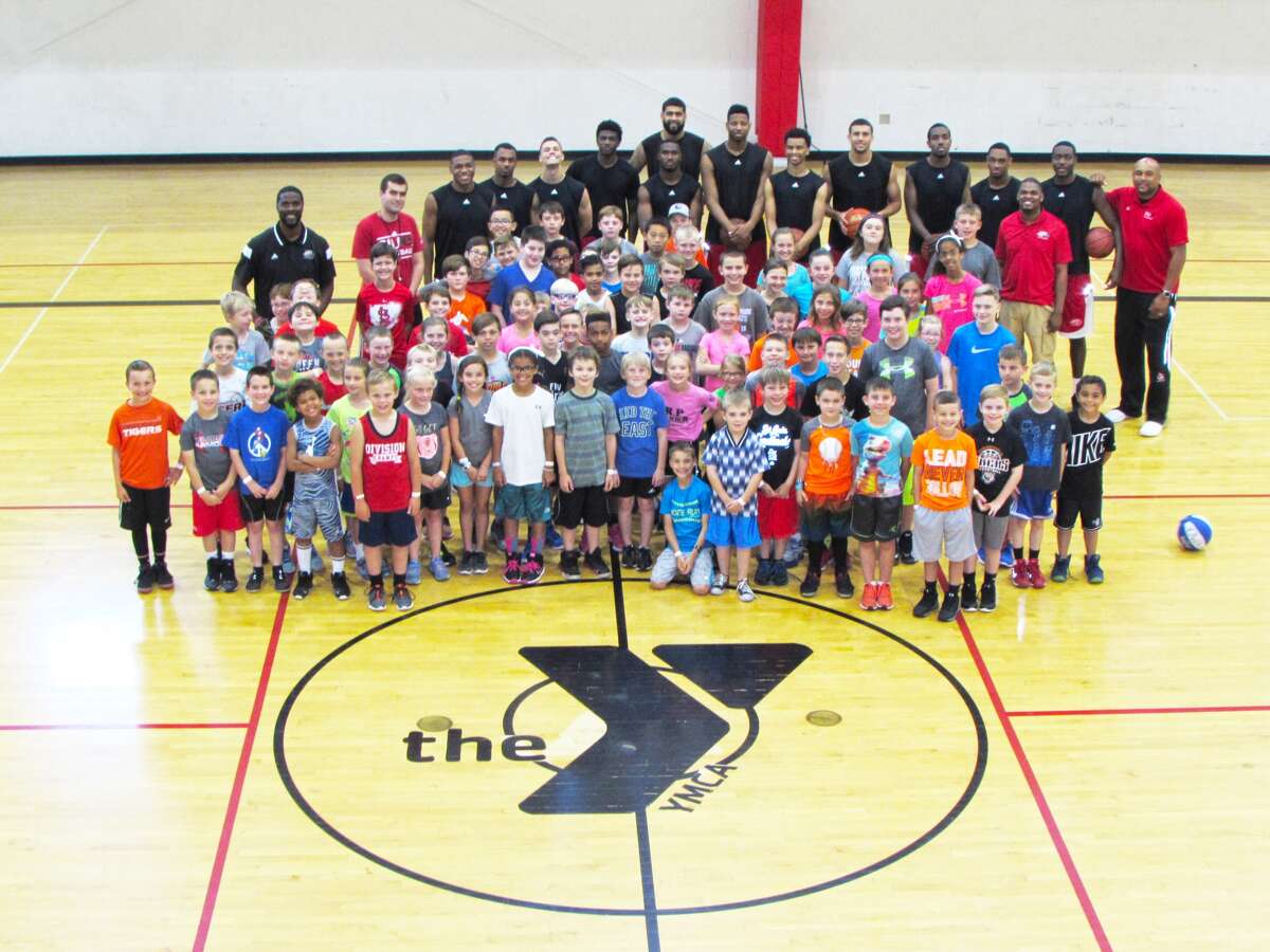 SIUE men's basketball hosts clinic.