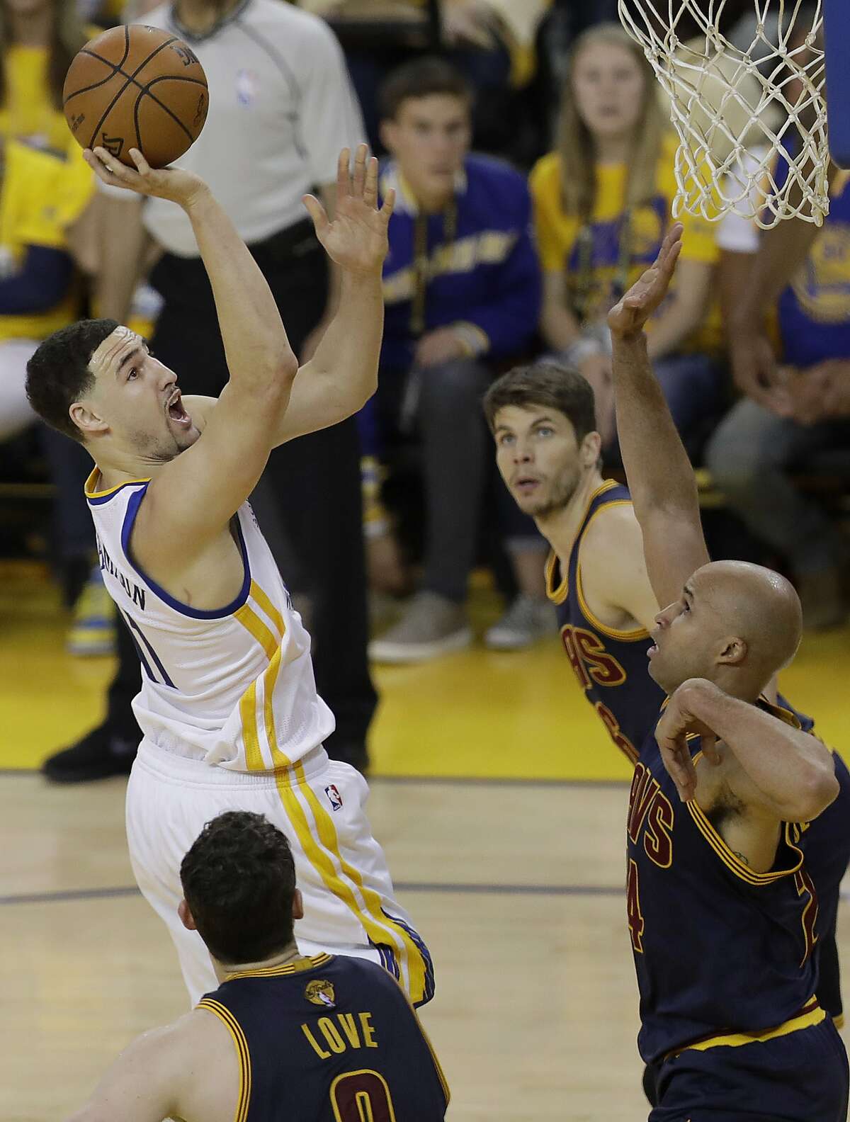 Golden State Warriors guard Klay Thompson, left, shoots against Cleveland Cavaliers forward Richard Jefferson, right, during the first half of Game 1 of basketball's NBA Finals in Oakland, Calif., Thursday, June 1, 2017. (AP Photo/Marcio Jose Sanchez)