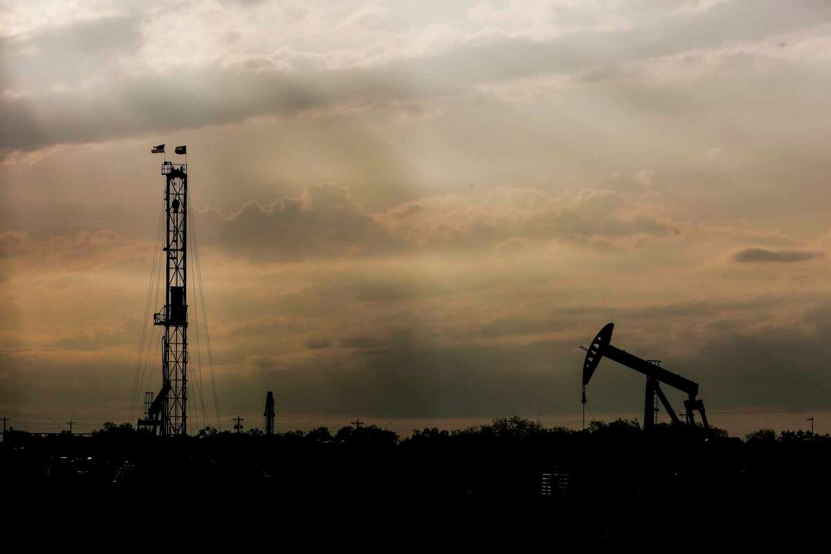 A drilling rig and pump jack in Tilden, Texas. ( Michael Ciaglo / Houston Chronicle )