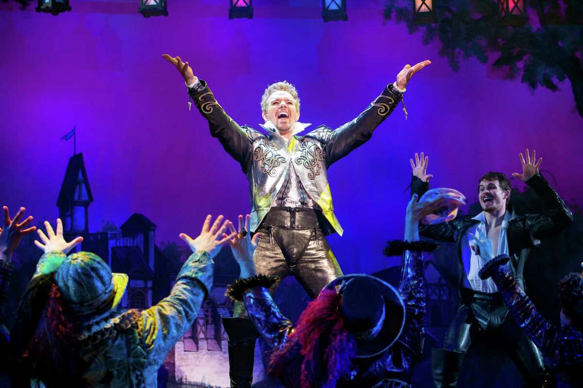 Adam Pascal as Shakespeare with the cast of the "Something Rotten!" National Tour.
