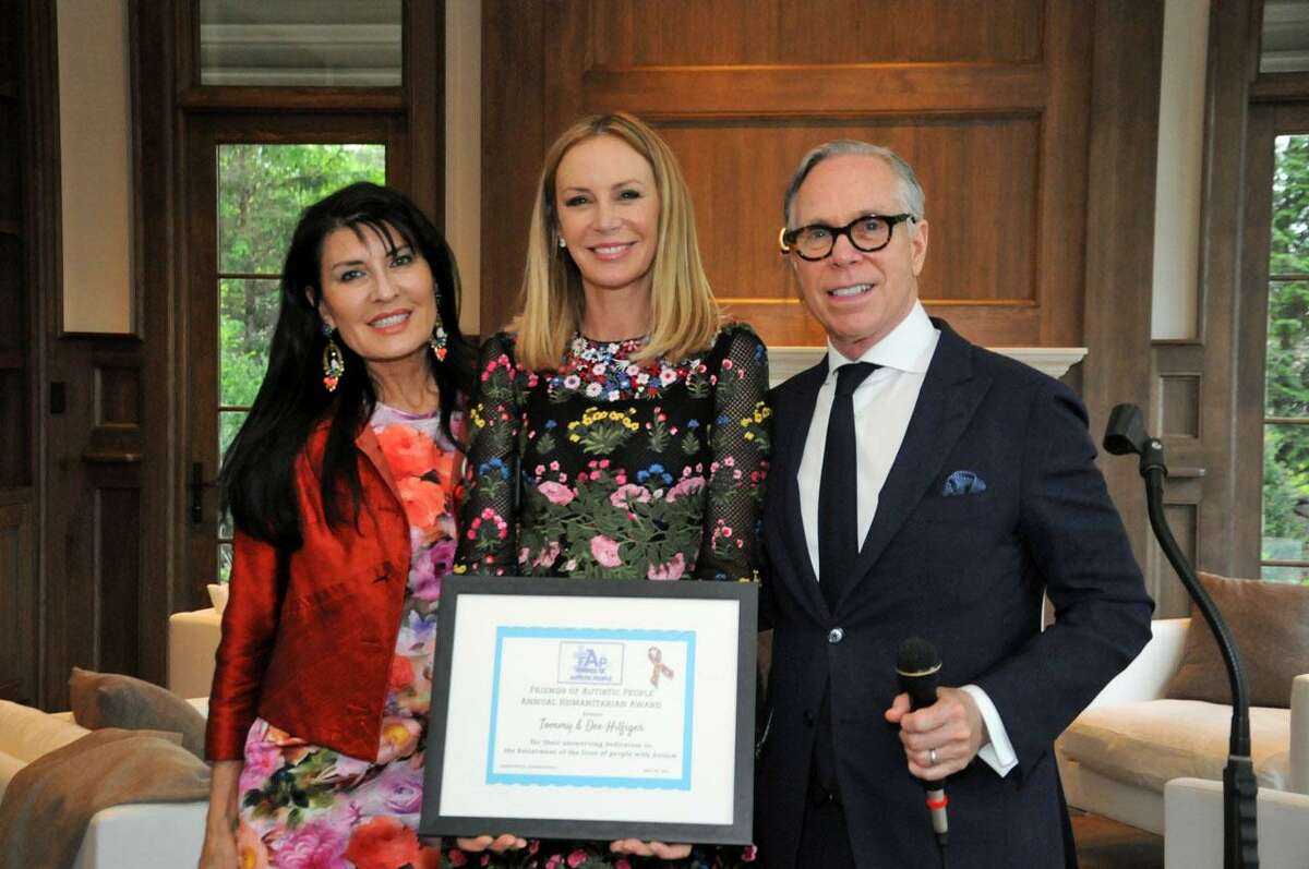 Brita Darany von Regensburg presenting an award to Tommy & Dee Hilfiger for their unswerving dedication to the betterment of the lives of people with Autism at FAP's 20th anniversary event last week.