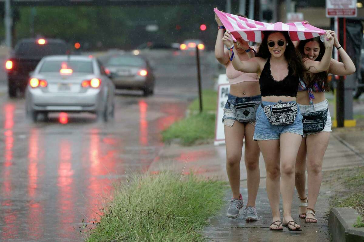 Bad weather forced Nicole Mingarelli, ﻿left, Bella Chapa, ﻿center, and Madison Maysella ﻿ to leave the Free Press Summer Fest Sunday.﻿