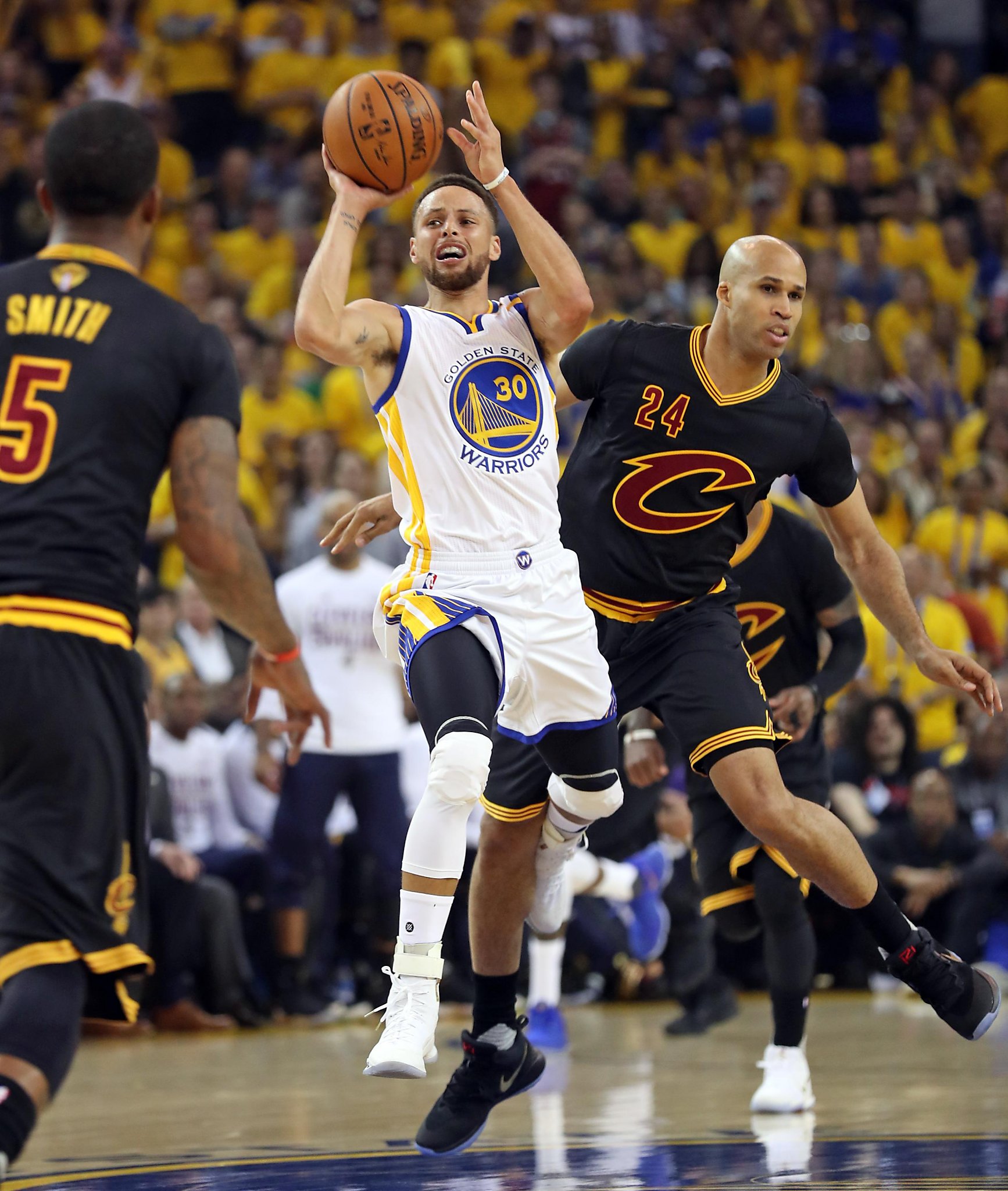 Steph Curry shoots three-pointers to help Hurricane Harvey victims