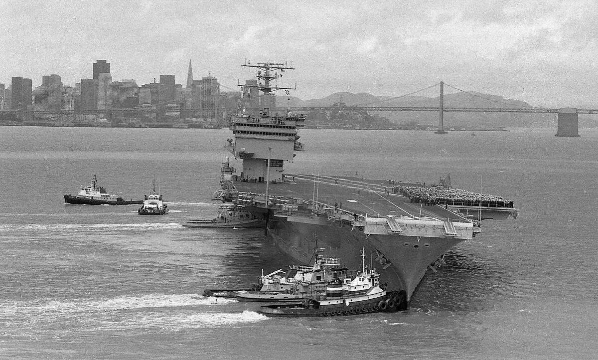 美国企业号进入旧金山湾，被困在阿拉米达附近的一个沙洲上。拖船帮助海军军舰撤离。1983年4月28日从直升机上拍摄的照片