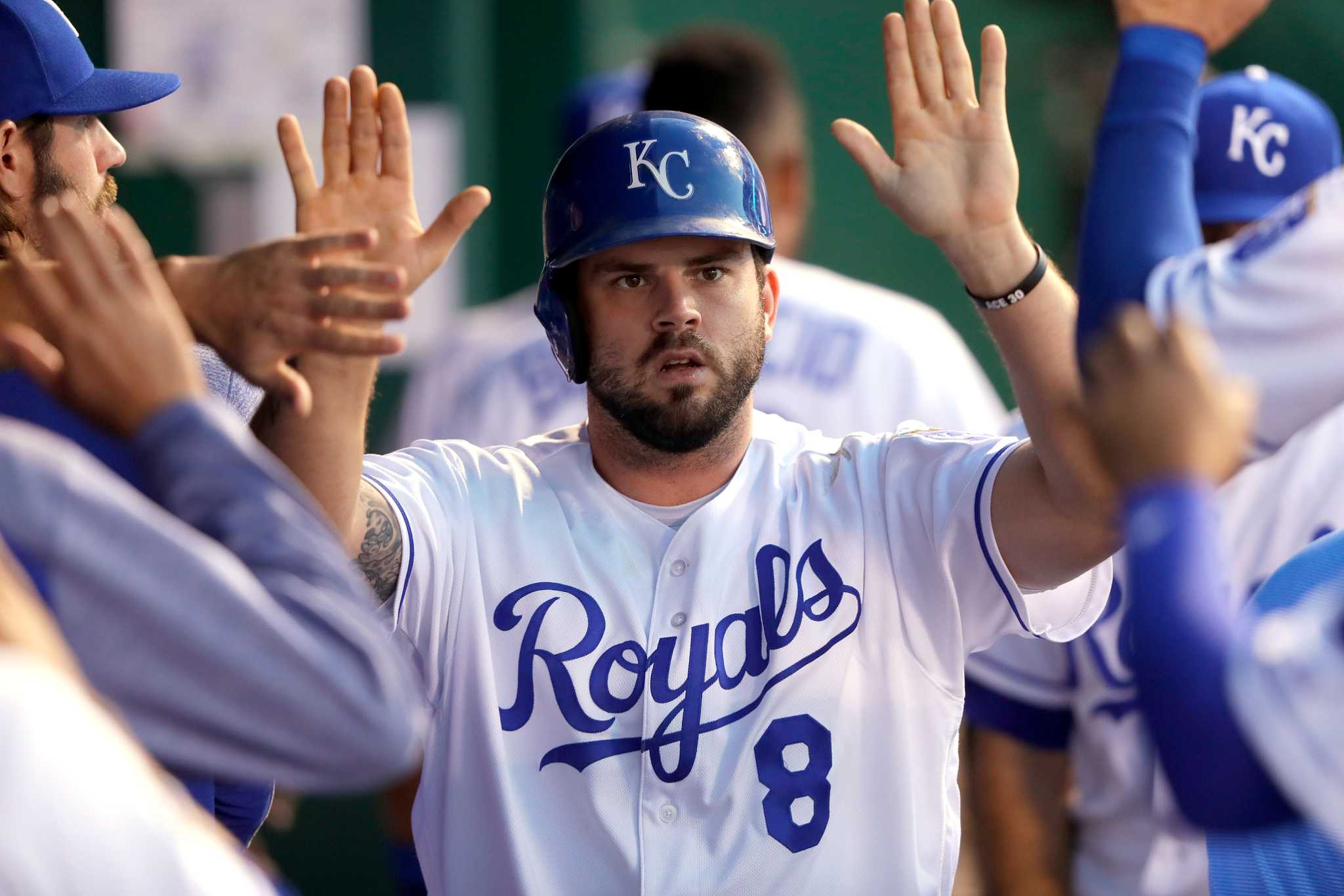 Milwaukee Brewers get Mike Moustakas from Kansas City Royals