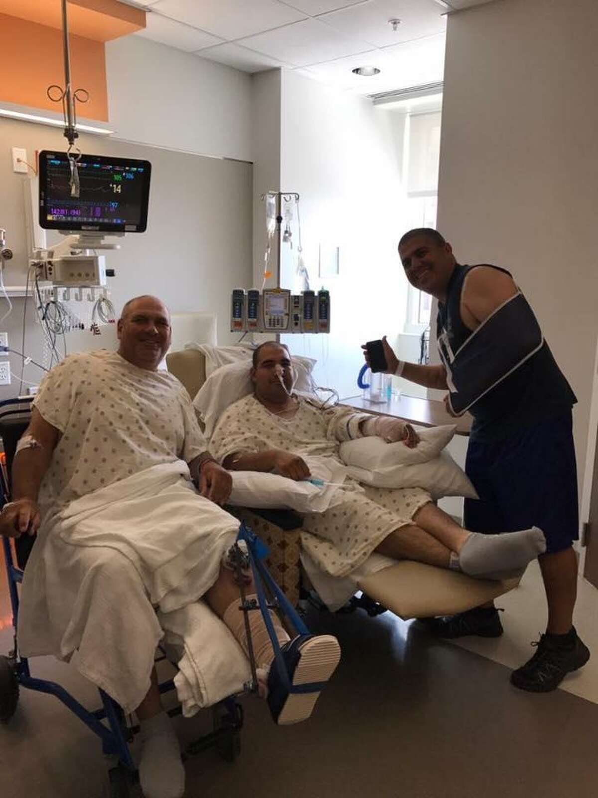Los oficiales Agapito Pérez, Arturo Vela y Mario Casares en el hospital son vistos recuperándose.