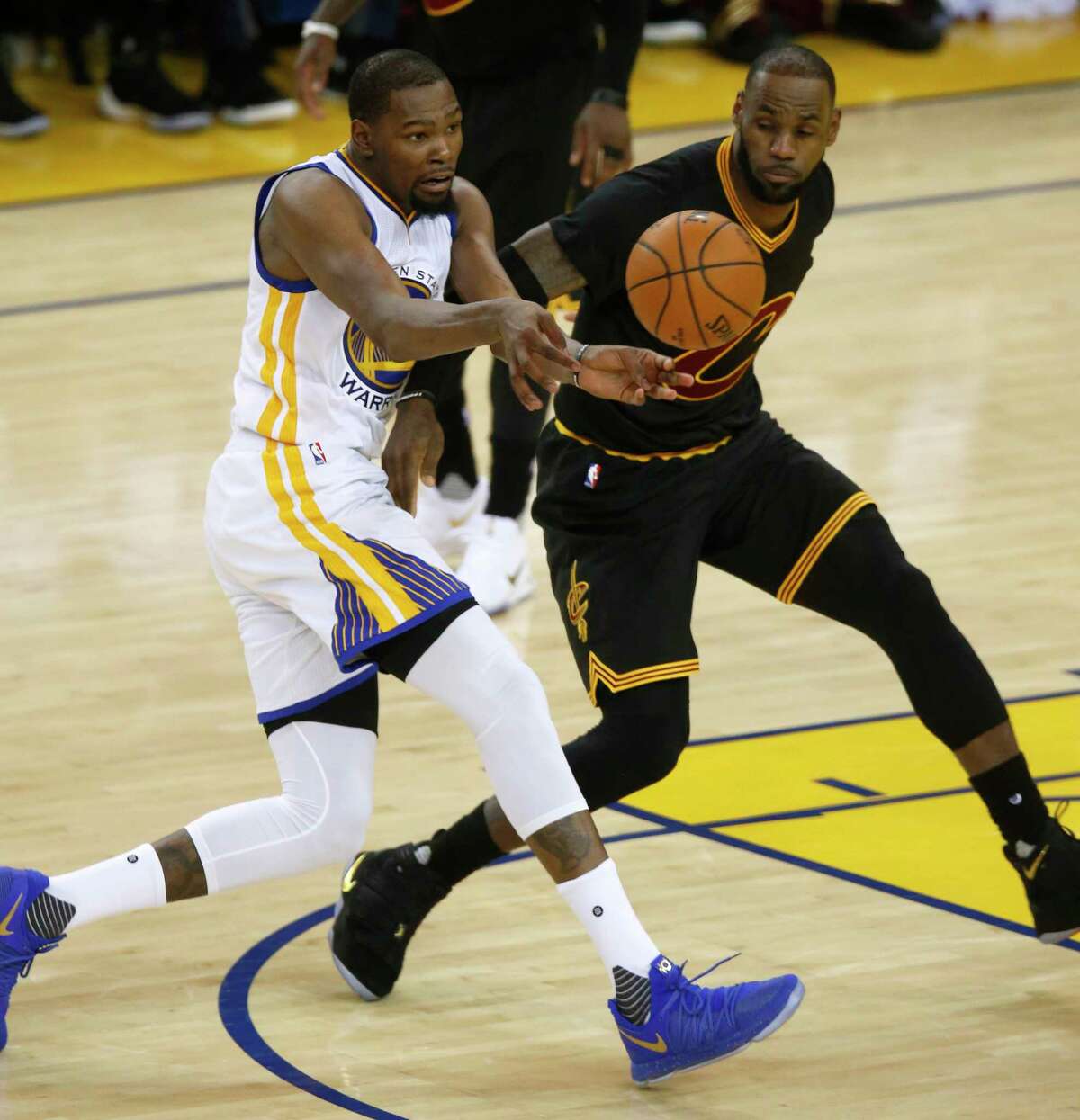 Golden State Warriors' Kevin Durant (35) passes the ball against Cleveland Cavaliers' LeBron James (23) in the fourth quarter of Game 2 of the NBA Finals on Sunday, June 4, 2017 at Oracle Arena in Oakland, Calif. (Nhat V. Meyer/Bay Area News Group/TNS)