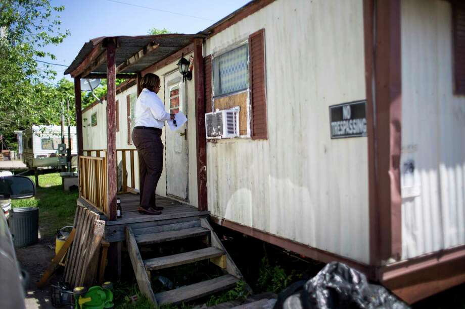 Shitonda Johnson, an investigator with CPS, checks an address associated with a missing 17-year-old girl, Tuesday, May 2, 2017, in Houston. Photo: Jon Shapley, Houston Chronicle / © 2017 Houston Chronicle